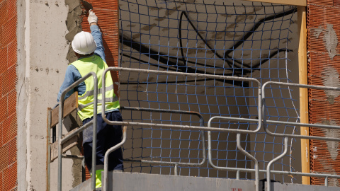 Un obrero durante la construcción de una obra, a 10 de mayo de 2023, en Madrid (España). Un obrero durante la construcción de una obra, a 10 de mayo de 2023, en Madrid (España).