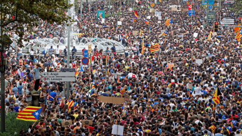 Miles de personas marchan en Barcelona contra las cargas policiales. REUTERS/Yves Herman Miles de personas marchan en Barcelona contra las cargas policiales. REUTERS/Yves Herman