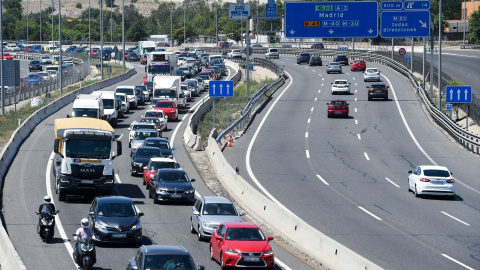 Decenas de vehículos en la autovía A-3, en la operación salida de la segunda quincena de julio, a 14 de julio de 2023, en Madrid Decenas de vehículos en la autovía A-3, en la operación salida de la segunda quincena de julio, a 14 de julio de 2023, en Madrid