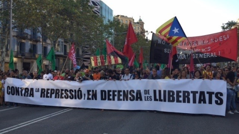 Pancarta a la manifestació per la democràcia i contra la violència policial / Europa Press Pancarta a la manifestació per la democràcia i contra la violència policial / Europa Press