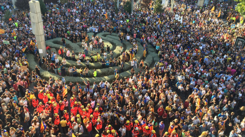 Concentració a la plaça Ricard Viñes de Lleida en contra de la repressió i en defensa del referèndum / Mònica Mombiela Concentració a la plaça Ricard Viñes de Lleida en contra de la repressió i en defensa del referèndum / Mònica Mombiela