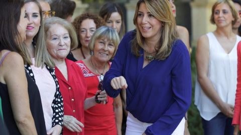 La presidenta andaluza, Susana Díaz, saluda en los jardines del Palacio de San Telmo en Sevilla a las mujeres que participan en la reunión hoy del Consejo Andaluz de Participación de las Mujeres. /EFE La presidenta andaluza, Susana Díaz, saluda en los jardines del Palacio de San Telmo en Sevilla a las mujeres que participan en la reunión hoy del Consejo Andaluz de Participación de las Mujeres. /EFE