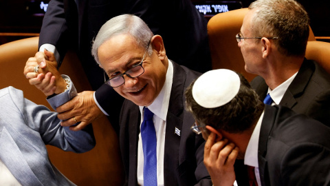 El primer ministro israelí Benjamin Netanyahu y los legisladores se reúnen en el pleno de la Knesset para votar un proyecto de ley que limitaría parte del poder del Tribunal Supremo, en Jerusalén a 24 de julio de 2023 El primer ministro israelí Benjamin Netanyahu y los legisladores se reúnen en el pleno de la Knesset para votar un proyecto de ley que limitaría parte del poder del Tribunal Supremo, en Jerusalén a 24 de julio de 2023