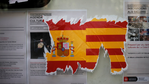 Una pegatina dañada de la bandera española junto a la catalana en una pared. / Reuters Una pegatina dañada de la bandera española junto a la catalana en una pared. / Reuters