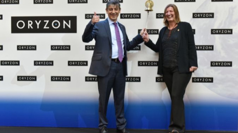 Los fundadores de Oryzon, Carlos Buesa y Tamara Maes, dan la campanada con la que su empresa inicia su cotización en la bolsa española. EFE Los fundadores de Oryzon, Carlos Buesa y Tamara Maes, dan la campanada con la que su empresa inicia su cotización en la bolsa española. EFE