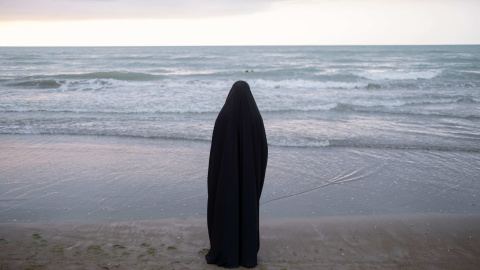 14/07/2023 - Una joven iraní vestida con el hiyab, en la costa sur del Mar Caspio, el 14 de julio de 2023.