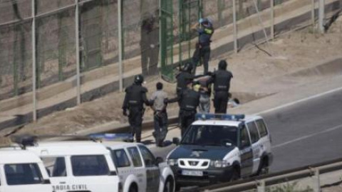 Devolución en caliente de inmigrantes a la policía marroquí / EFE Devolución en caliente de inmigrantes a la policía marroquí / EFE