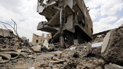 Un yemení camina sobre los escombros de una casa destruída hace dos semanas por los ataques aéreos saudíes en Saná, Yemen, hoy, 12 de septiembre de 2017. La organización Human Rights Watch (HRW) instó hoy a Naciones Unidas a denunciar e investigar Un yemení camina sobre los escombros de una casa destruída hace dos semanas por los ataques aéreos saudíes en Saná, Yemen, hoy, 12 de septiembre de 2017. La organización Human Rights Watch (HRW) instó hoy a Naciones Unidas a denunciar e investigar