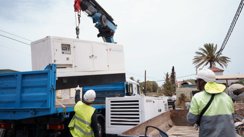 Operarios de Endesa trabajan descargando grupos electrógenos en la Central térmica El Palmar de San Sebastián de La Gomera. Operarios de Endesa trabajan descargando grupos electrógenos en la Central térmica El Palmar de San Sebastián de La Gomera.