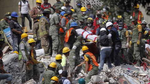 Rescate de víctimas del terremoto en México DF. / EFE Rescate de víctimas del terremoto en México DF. / EFE