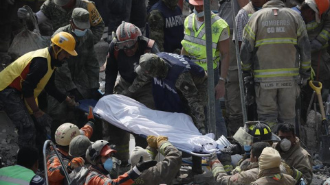 Brigadistas y voluntarios rescatan a víctimas del terremoto en Ciudad de México. / JOSÉ MÉNDEZ (EFE) Brigadistas y voluntarios rescatan a víctimas del terremoto en Ciudad de México. / JOSÉ MÉNDEZ (EFE)