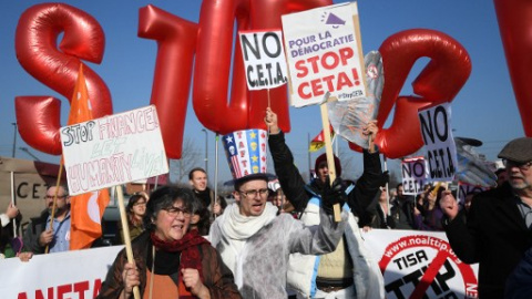 Manifestantes durante las protestas en Estrasburgo en contra del acuerdo entre la UE y Canadá (CETA), Francia / AFP Manifestantes durante las protestas en Estrasburgo en contra del acuerdo entre la UE y Canadá (CETA), Francia / AFP