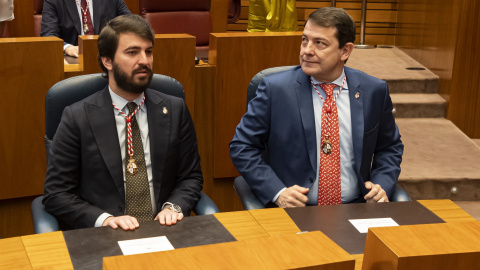 El vicepresidente de la Junta de Castilla y León, Juan García-Gallardo (i), y el presidente autponómico, Alfonso Fernández Mañueco (d), durante el acto de celebración del 40 Aniversario del Estatuto de Autonomía de Castilla y León en las Cortes de El vicepresidente de la Junta de Castilla y León, Juan García-Gallardo (i), y el presidente autponómico, Alfonso Fernández Mañueco (d), durante el acto de celebración del 40 Aniversario del Estatuto de Autonomía de Castilla y León en las Cortes de