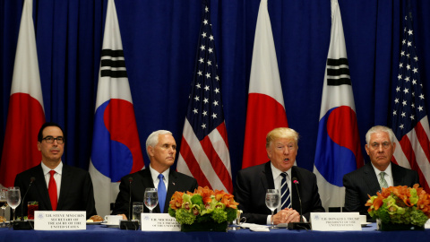 Desde la izquierda, el Secretario del Tesoro de los Estados Unidos, Steve Mnuchin, el Vicepresidente Mike Pence, el Presidente de los Estados Unidos Donald Trump y el Secretario de Estado Rex Tillerson, se reúnen con el Presidente de Corea del Sur Moon J Desde la izquierda, el Secretario del Tesoro de los Estados Unidos, Steve Mnuchin, el Vicepresidente Mike Pence, el Presidente de los Estados Unidos Donald Trump y el Secretario de Estado Rex Tillerson, se reúnen con el Presidente de Corea del Sur Moon J