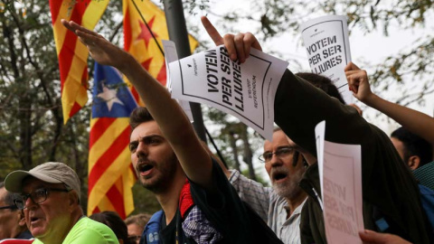 Manifestantes ante la sede del Tribunal Superior de Catalunya. | SUSANA VERA (REUTERS) Manifestantes ante la sede del Tribunal Superior de Catalunya. | SUSANA VERA (REUTERS)