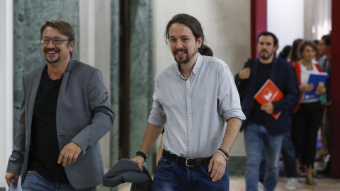 El secretario general de Podemos, Pablo Iglesias (c), el coordinador federal de IU, Alberto Garzón (d), y el portavoz de En Comù Podem en el Congreso, Xavier Domènech, tras asistir en el Congreso a la reunión, convocada por la formación morada, de un El secretario general de Podemos, Pablo Iglesias (c), el coordinador federal de IU, Alberto Garzón (d), y el portavoz de En Comù Podem en el Congreso, Xavier Domènech, tras asistir en el Congreso a la reunión, convocada por la formación morada, de un