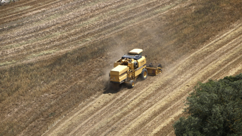Una recol·lectora de cereal vista des de l'helicòpter dels Agents Rurals