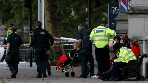 La Policía y los servicios de emergencia atienden a varios de los heridos por el atropello en el centro de Londres. | PETER NICHOLLS (REUTERS) La Policía y los servicios de emergencia atienden a varios de los heridos por el atropello en el centro de Londres. | PETER NICHOLLS (REUTERS)