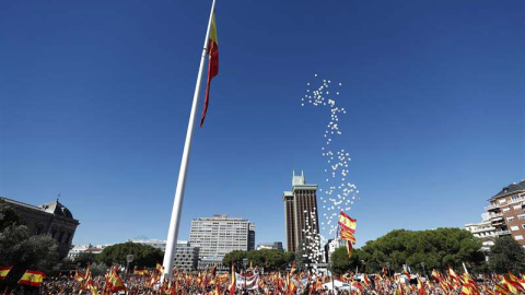 Vista general de la concentración convocada por la Fundación para la Defensa de la Nación Española (Denaes), hoy en la Plaza de Colón. | JAVIER LIZÓN (EFE) Vista general de la concentración convocada por la Fundación para la Defensa de la Nación Española (Denaes), hoy en la Plaza de Colón. | JAVIER LIZÓN (EFE)