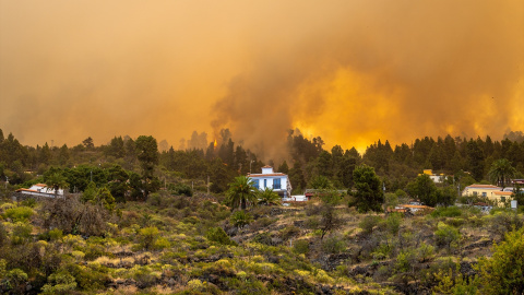 LLamas cerca de una vivienda en el incendio forestal declarado en la Palma, a 15 de julio de 2023, en Puntagorda, La Palma, LLamas cerca de una vivienda en el incendio forestal declarado en la Palma, a 15 de julio de 2023, en Puntagorda, La Palma,