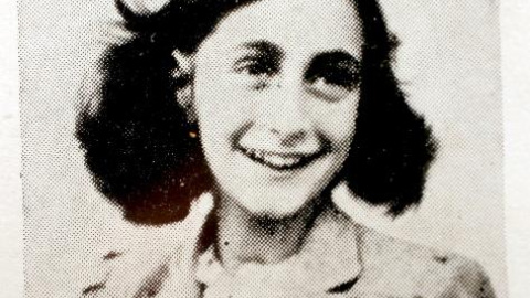 Ana Frank, la niña judía cuyo diario ha pasado a la Historia de la literatura y ahora inspira un musical. Ana Frank, la niña judía cuyo diario ha pasado a la Historia de la literatura y ahora inspira un musical.