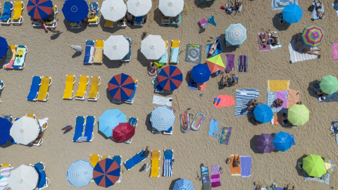 Numerosas personas disfrutan de un día de playa en la Costa Brava, a 30 de julio de 2023, en Tossa de Mar, Girona, Cataluña (España). Numerosas personas disfrutan de un día de playa en la Costa Brava, a 30 de julio de 2023, en Tossa de Mar, Girona, Cataluña (España).