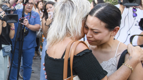 Familiares, amigos y vecinos ante las puertas del Ayuntamiento de Utrera, durante el minuto de silencio en memoria de Erica Vanessa Reyes Álvarez Familiares, amigos y vecinos ante las puertas del Ayuntamiento de Utrera, durante el minuto de silencio en memoria de Erica Vanessa Reyes Álvarez