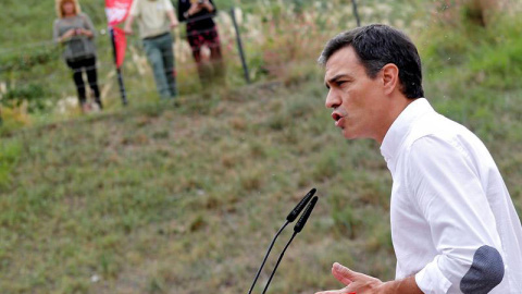 El secretario general del PSOE, Pedro Sánchez, interviene durante la Fiesta de la Rosa que el sábado 7 de octubre celebraron los socialistas valencianos. | MANUEL BRUQUE (EFE) El secretario general del PSOE, Pedro Sánchez, interviene durante la Fiesta de la Rosa que el sábado 7 de octubre celebraron los socialistas valencianos. | MANUEL BRUQUE (EFE)