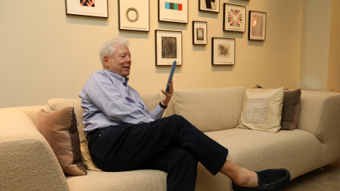El economista Richard H. Thaler, en su domicilio tras la concesión del Premio Nobel de Economía. REUTERS El economista Richard H. Thaler, en su domicilio tras la concesión del Premio Nobel de Economía. REUTERS