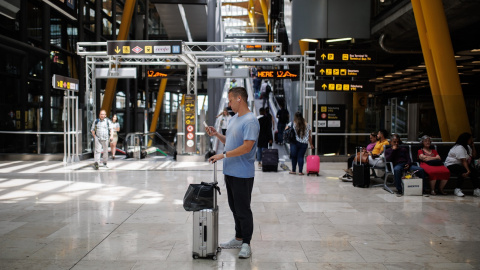 Un hombre con una maleta en la Terminal T4 del Aeropuerto Adolfo Suárez-Madrid Barajas, a 21 de junio de 2023, en Madrid Un hombre con una maleta en la Terminal T4 del Aeropuerto Adolfo Suárez-Madrid Barajas, a 21 de junio de 2023, en Madrid