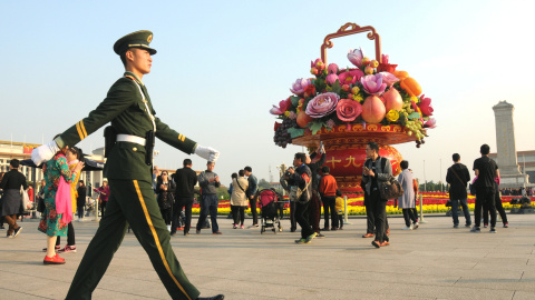 Un Policía Paramilitar camina en la Plaza de Tiananmen en Beijing./REUTERS