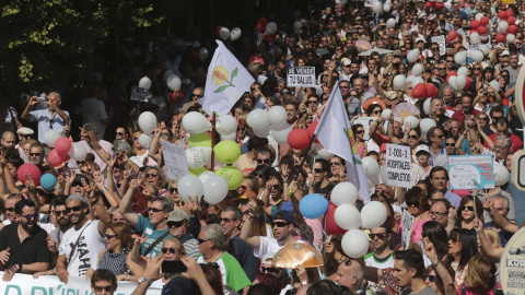 Miles de personas han participado en la manifestación organizada por la asociación Justicia por la Sanidad bajo el lema "Granada por una sanidad pública y digna". EFE/Pepe Torres Miles de personas han participado en la manifestación organizada por la asociación Justicia por la Sanidad bajo el lema "Granada por una sanidad pública y digna". EFE/Pepe Torres