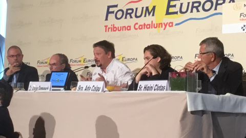 El portaveu d'En Comú Podem, Xavier Domènech, al costat de l'alcaldessa de Barcelona, Ada Colau, en la seva intervenció en el Forum Europa El portaveu d'En Comú Podem, Xavier Domènech, al costat de l'alcaldessa de Barcelona, Ada Colau, en la seva intervenció en el Forum Europa