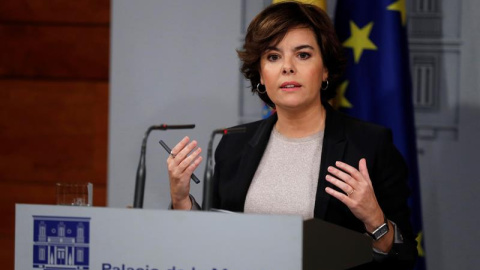La vicepresidenta del Gobierno, Soraya Sáenz de Santamaría, durante su comparecencia hoy en Moncloa después de que el Ejecutivo haya recibido la respuesta de Puigdemont a su requerimiento. Sáenz de Santamaría ha respondido hoy al llamamiento al diál La vicepresidenta del Gobierno, Soraya Sáenz de Santamaría, durante su comparecencia hoy en Moncloa después de que el Ejecutivo haya recibido la respuesta de Puigdemont a su requerimiento. Sáenz de Santamaría ha respondido hoy al llamamiento al diál
