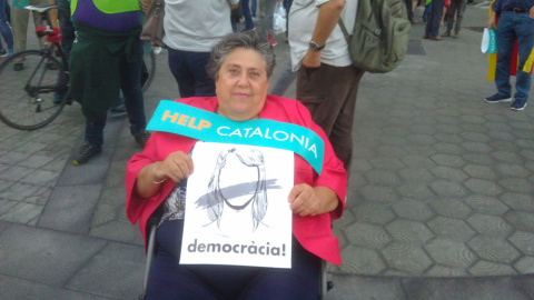 María Rosa, de 73 años, acude a la manifestación para reclamar la libertad de los líderes de ANC y Òmnium. María Rosa, de 73 años, acude a la manifestación para reclamar la libertad de los líderes de ANC y Òmnium.
