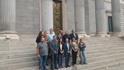 Diputados protestan contra la detención de los líderes de ANC y Òmnium. | ALEJANDRO LÓPEZ DE MIGUEL Diputados protestan contra la detención de los líderes de ANC y Òmnium. | ALEJANDRO LÓPEZ DE MIGUEL