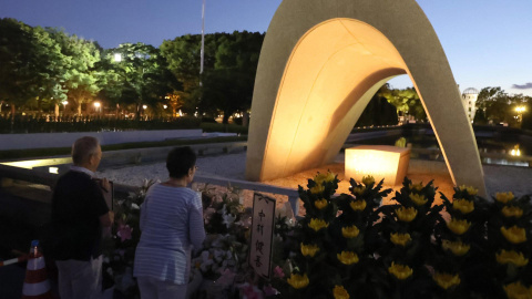 Dos personas rezan ante el Parque Conmemorativo de la Paz, en Hiroshima, en recuerdo a las víctimas de la bomba atómica este 6 de agosto de 2023. Dos personas rezan ante el Parque Conmemorativo de la Paz, en Hiroshima, en recuerdo a las víctimas de la bomba atómica este 6 de agosto de 2023.