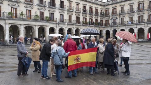 Una treintena de personas se han concentrado frente al Ayuntamiento de Vitoria en respuesta a la convocatoria de la Fundación para la Defensa de la Nación Española en contra del referéndum de Cataluña de mañana. EFE/Adrián Ruiz De Hierro Una treintena de personas se han concentrado frente al Ayuntamiento de Vitoria en respuesta a la convocatoria de la Fundación para la Defensa de la Nación Española en contra del referéndum de Cataluña de mañana. EFE/Adrián Ruiz De Hierro