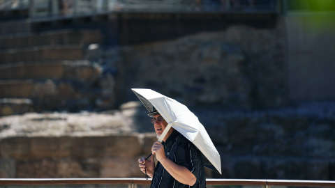 Varias personas intentan protegerse de las altas temperaturas que azotan estos días la capital malagueña, a 3 de agosto de 2023 en Málaga, (Andalucía). Varias personas intentan protegerse de las altas temperaturas que azotan estos días la capital malagueña, a 3 de agosto de 2023 en Málaga, (Andalucía).