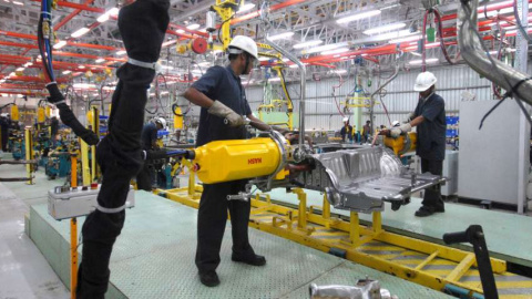 Trabajadores en una fábrica. /EFE Trabajadores en una fábrica. /EFE