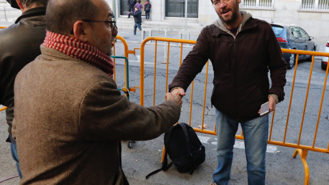 El dimitido secretario general de Podem Albano Dante Fachin saluda al diputado del PdeCat Carles Campuzano en las puertas del Tribunal Supremo, donde ha acudido a declarar la presidenta del Parlament, Carme Forcadell. EFE/ Ángel Díaz El dimitido secretario general de Podem Albano Dante Fachin saluda al diputado del PdeCat Carles Campuzano en las puertas del Tribunal Supremo, donde ha acudido a declarar la presidenta del Parlament, Carme Forcadell. EFE/ Ángel Díaz