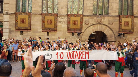 Familias y alumnos de la capital de Ponent organizan actividades en los colegios electorales durante todo el fin de semana para mantenerlos abiertos hasta el domingo Familias y alumnos de la capital de Ponent organizan actividades en los colegios electorales durante todo el fin de semana para mantenerlos abiertos hasta el domingo