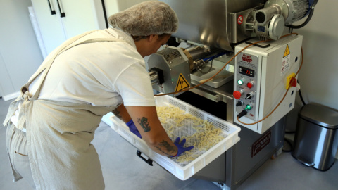 Una de les treballadores de L'Escairador fa pasta sense gluten a l'obrador de Cal Rosal