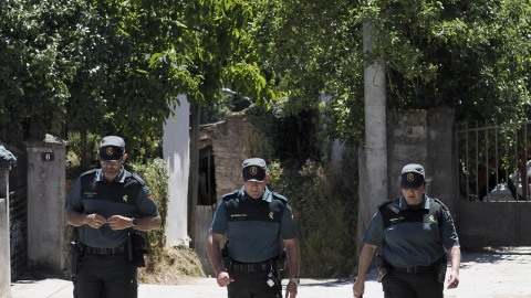04/08/2023 - Varios agentes de la Guardia Civil montan guardia en Samos, Lugo, a 4 de agosto de 2023. 04/08/2023 - Varios agentes de la Guardia Civil montan guardia en Samos, Lugo, a 4 de agosto de 2023.
