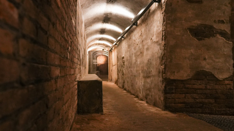 Un túnel cap a l'espai museístic del refugi antiaeri de la plaça de la Revolució Un túnel cap a l'espai museístic del refugi antiaeri de la plaça de la Revolució