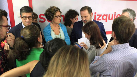 El secretario de Organización del PSOE, José Luis Ábalos (2d) y el secretario de Política Federal, Patxi López (i), durante una declaración sin preguntas ofrecida hoy en la sede socialista de Ferraz. | VÍCTOR LERENA (EFE) El secretario de Organización del PSOE, José Luis Ábalos (2d) y el secretario de Política Federal, Patxi López (i), durante una declaración sin preguntas ofrecida hoy en la sede socialista de Ferraz. | VÍCTOR LERENA (EFE)