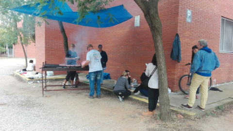 Famílies i veïns de Sant Boi, a un centre electoral de Sant Boi aquest diumenge.