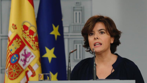 La vicepresidenta del Gobierno, Soraya Sáenz de Santamaría, durante la rueda de prensa en la que ha pedido a la Generalitat y a los partidos que la componen que cese ya en su "irresponsabilidad" y pare la "farsa" de referéndum. EFE/Angel Díaz La vicepresidenta del Gobierno, Soraya Sáenz de Santamaría, durante la rueda de prensa en la que ha pedido a la Generalitat y a los partidos que la componen que cese ya en su "irresponsabilidad" y pare la "farsa" de referéndum. EFE/Angel Díaz