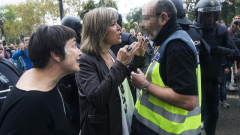 La alcaldesa de L'Hospitalet de Llobregat, Nuria Marin, se enfrenta a un policía fuera de la Escuela Can Vilumara. EFE/Quique García La alcaldesa de L'Hospitalet de Llobregat, Nuria Marin, se enfrenta a un policía fuera de la Escuela Can Vilumara. EFE/Quique García