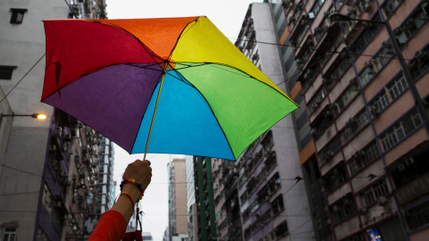 Paraguas con los colores del arcoíris mientras se celebra el Desfile del Orgullo LGBT en Hong kong. / Reuters Paraguas con los colores del arcoíris mientras se celebra el Desfile del Orgullo LGBT en Hong kong. / Reuters